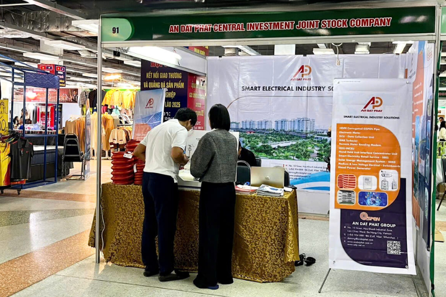 thiet-bi-dien-adp-tham-gia-hoi-cho-giao-thuong-viet-nam-lao-2025