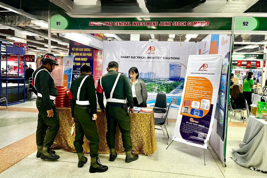 thiet-bi-dien-adp-tham-gia-hoi-cho-giao-thuong-viet-nam-lao-2025